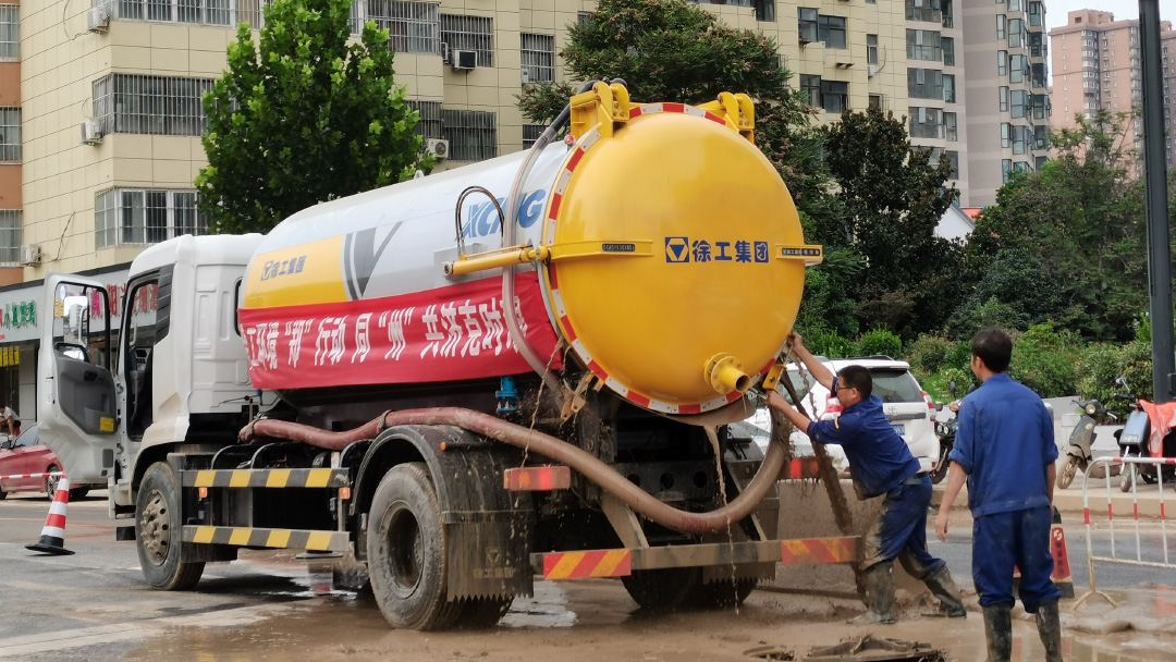 凯发天生赢家吸污车驰援郑州特大暴雨