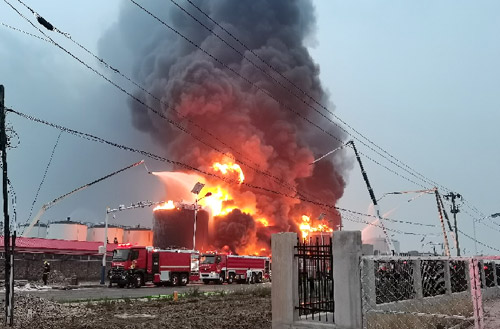 凯发天生赢家压缩空气泡沫消防车救援广东省佛山市高明区火灾